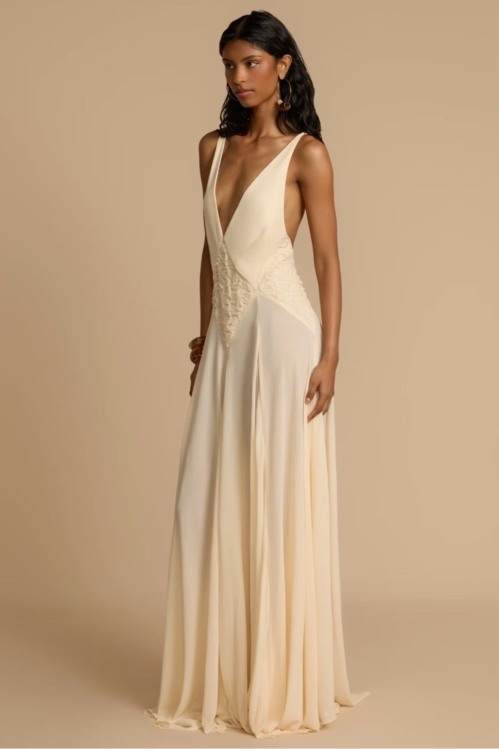 Vestido Greta Longo Decote Profundo e Costas Abertas