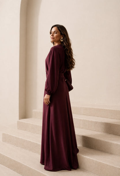 Vestido longo elegante com mangas amplas e nó na cintura, caimento fluido e sofisticado, ideal para eventos e ocasiões especiais Dress Eleven