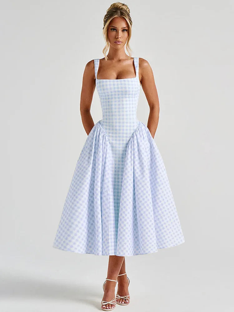 Mulher usando vestido azul com decote quadrado e saia rodada midi, em estúdio com fundo neutro