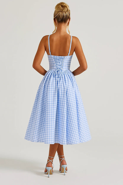 Vista traseira de vestido azul com amarração corset e saia midi volumosa
