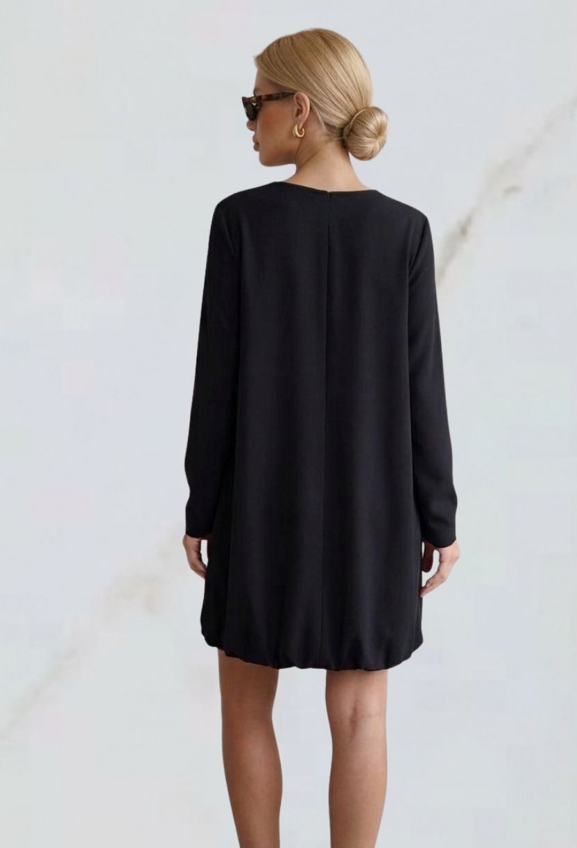 Parte de trás do Vestido Balonê Soltinho DressEleven preto, mostrando o corte confortável e o comprimento curto.