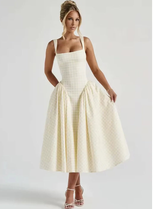 Modelo vestindo o Vestido Camille midi com estampa xadrez e decote reto, vista frontal