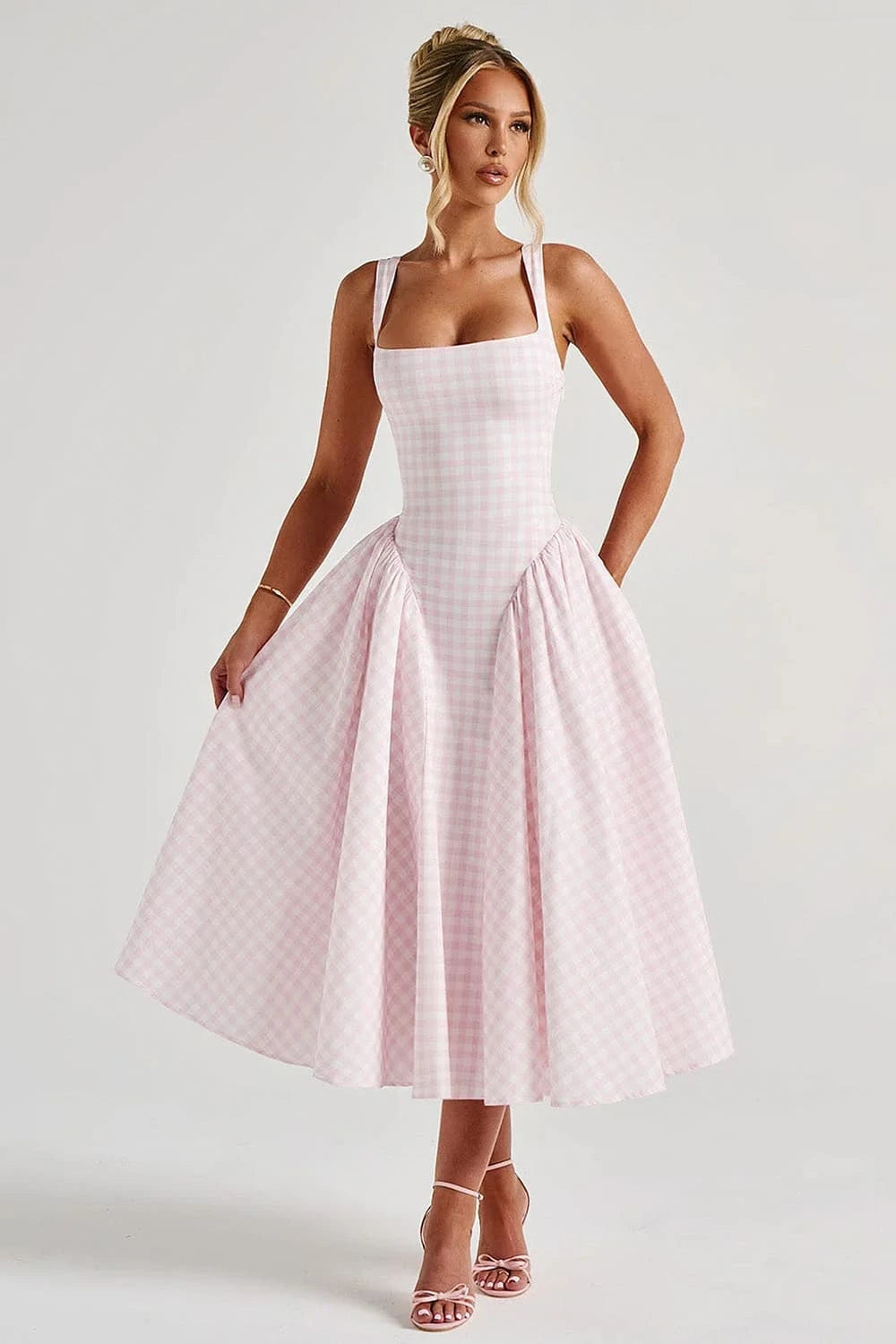 Vestido rosa xadrez em estilo vintage com alças finas e saia godê em leve movimento