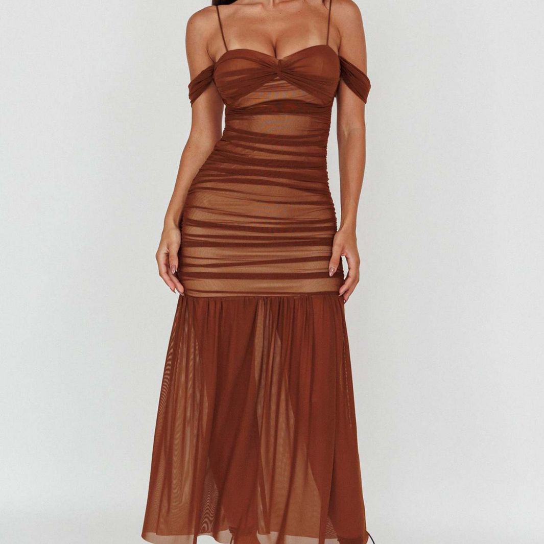 Vestido Clara elegante detalhes frente transparente marrom