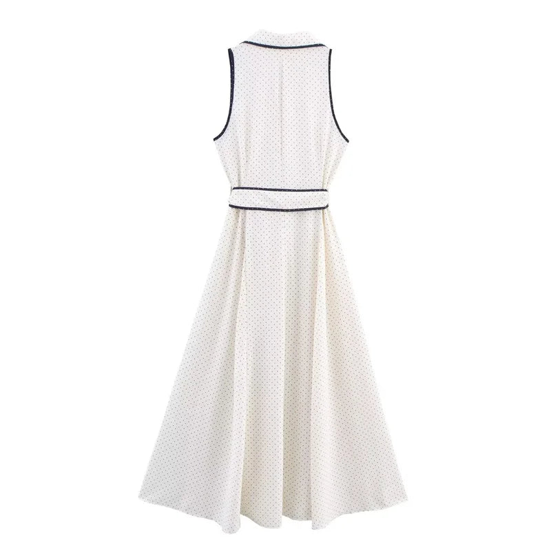 Parte de trás do Vestido Diora, mostrando cintura marcada, sem mangas e caimento leve

