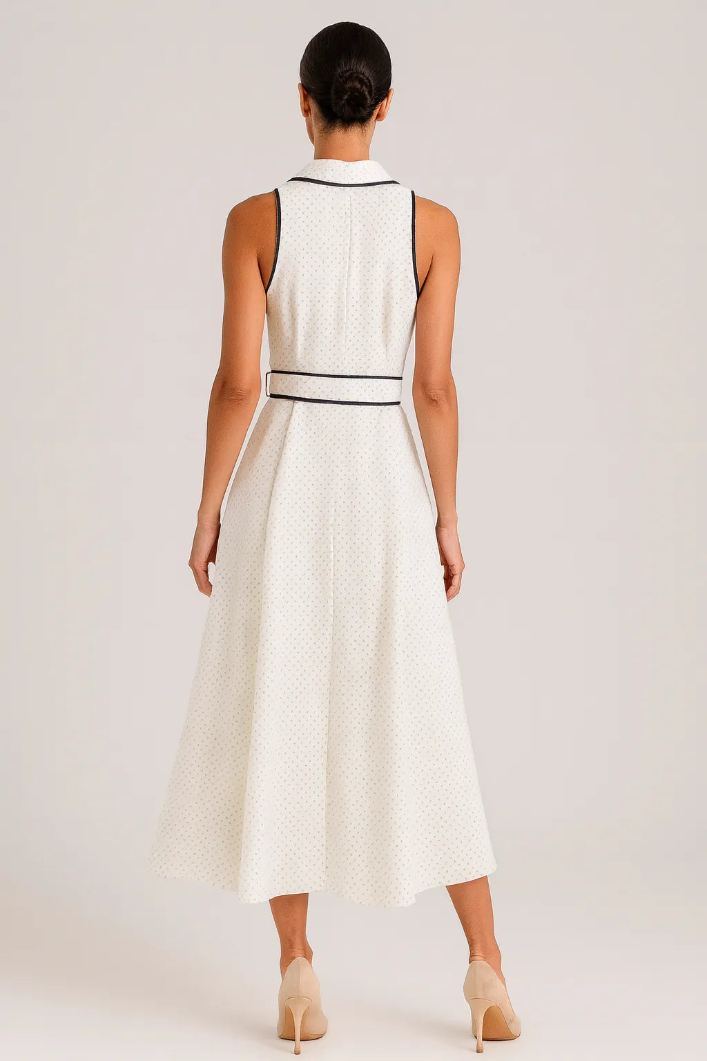 Vista traseira do Vestido Diora midi branco com poás, detalhe de cintura marcada e acabamento azul marinho