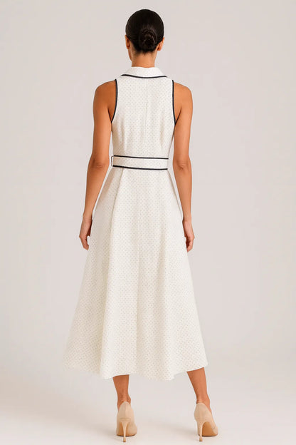 Vista traseira do Vestido Diora midi branco com poás, detalhe de cintura marcada e acabamento azul marinho