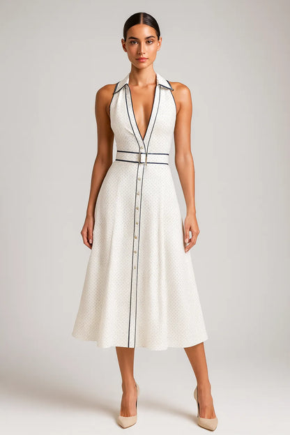 Modelo usando o Vestido Diora midi branco com estampa de poás e detalhes em azul marinho, vista frontal