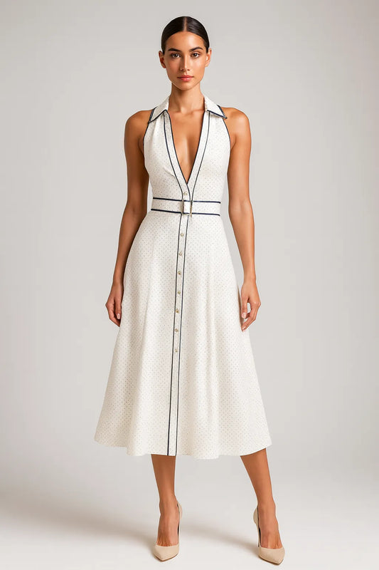 Modelo usando o Vestido Diora midi branco com estampa de poás e detalhes em azul marinho, vista frontal