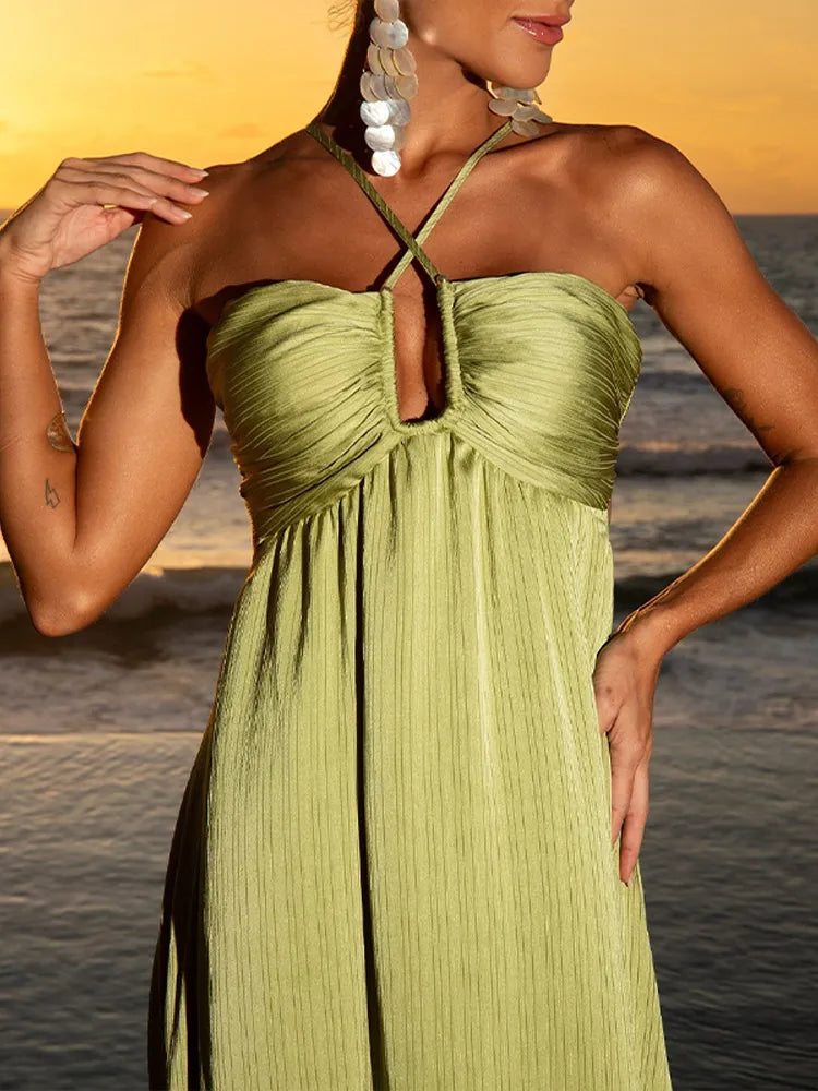 Close do busto e decote halter com detalhe de amarração do Vestido Eden Verde Plissado.