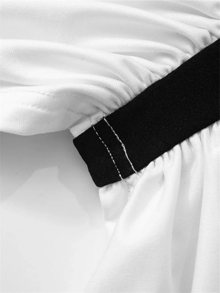 Close do fechamento em zíper e acabamento do tecido no Vestido Halter Bicolor preto e branco.
