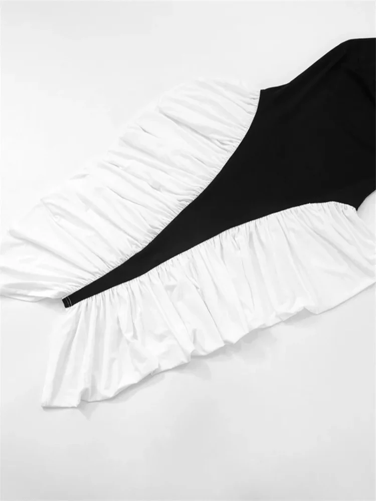 Close do fechamento em zíper e acabamento do tecido no Vestido Halter Bicolor preto e branco.