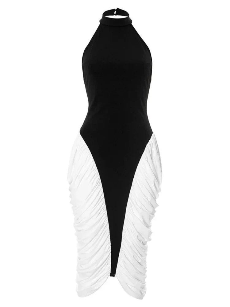 Vestido Halter Bicolor preto e branco visto de frente em fundo branco, destacando os babados laterais e gola halter.