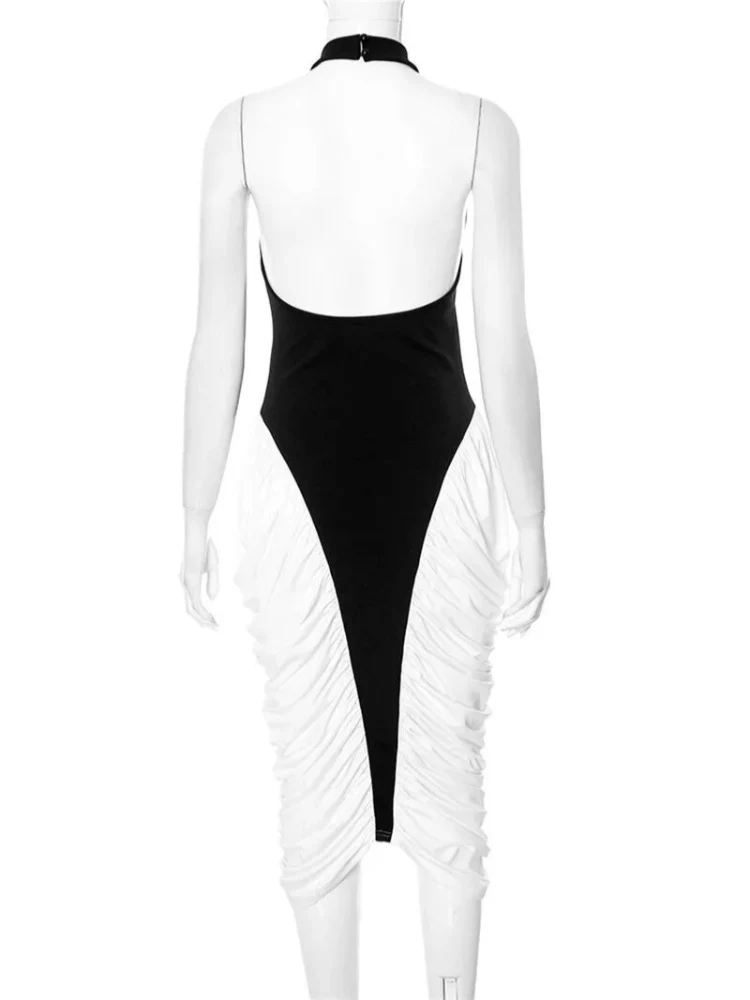 Vestido Halter Bicolor preto e branco visto de costas em fundo branco, mostrando a abertura traseira e babados.