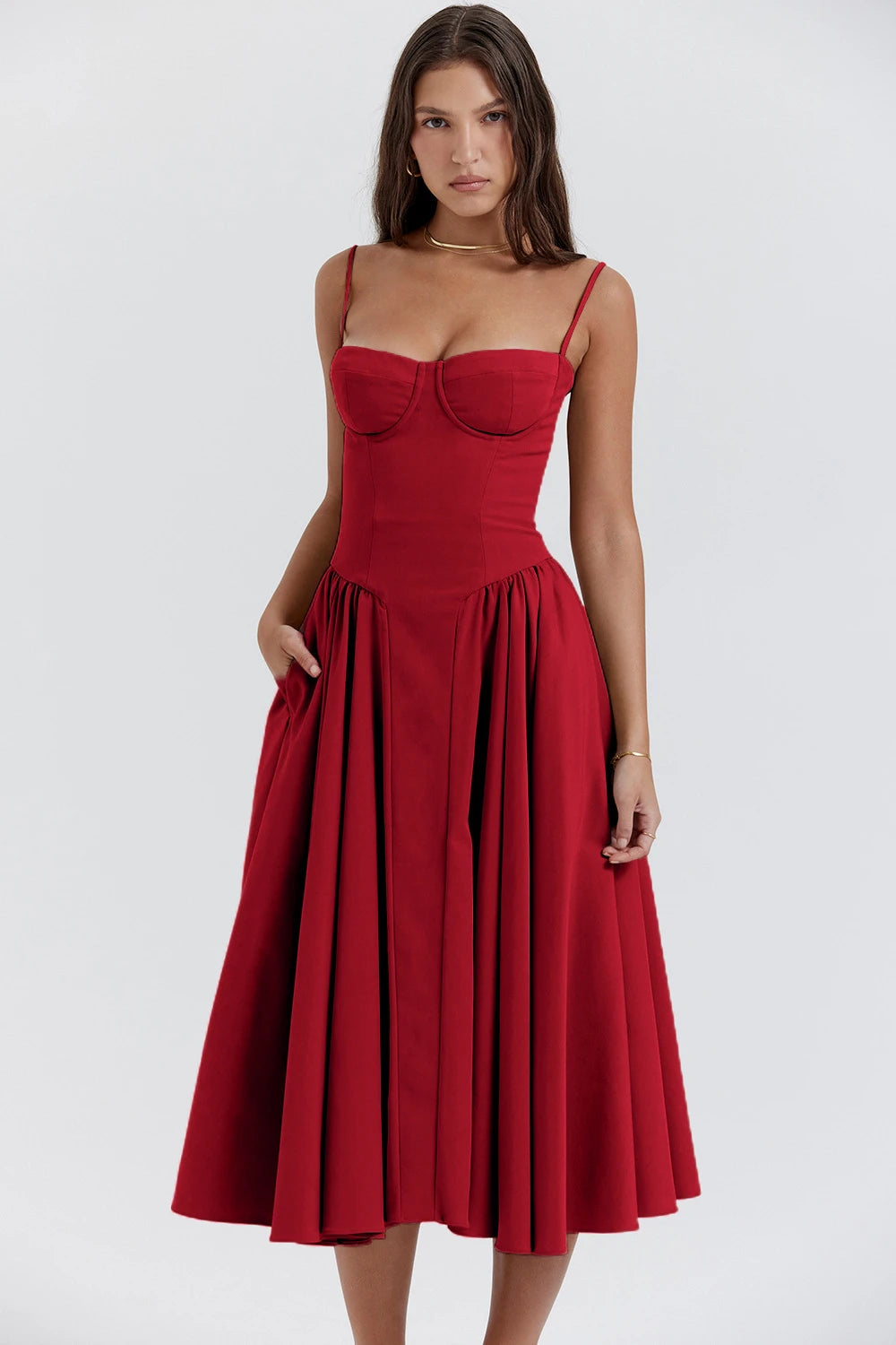 Vestido midi com busto estruturado e cintura marcada, modelo Isadora Colors em tom vermelho, vista frontal