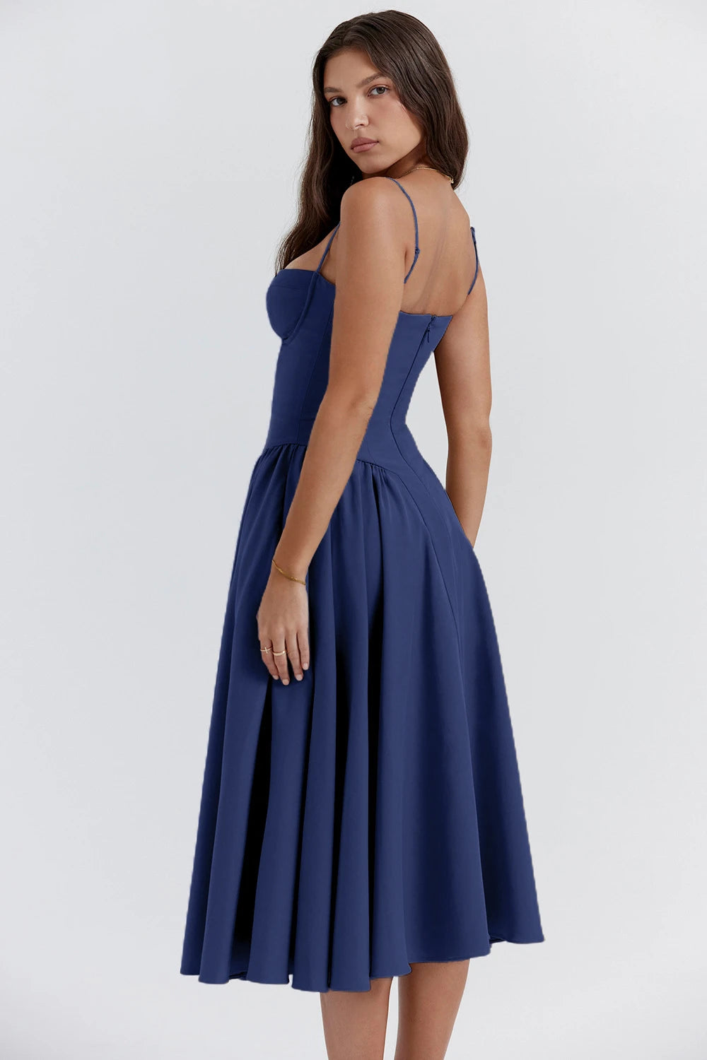 Vestido midi com busto estruturado e cintura marcada, modelo Isadora Colors em tom azul, fotografado de costas