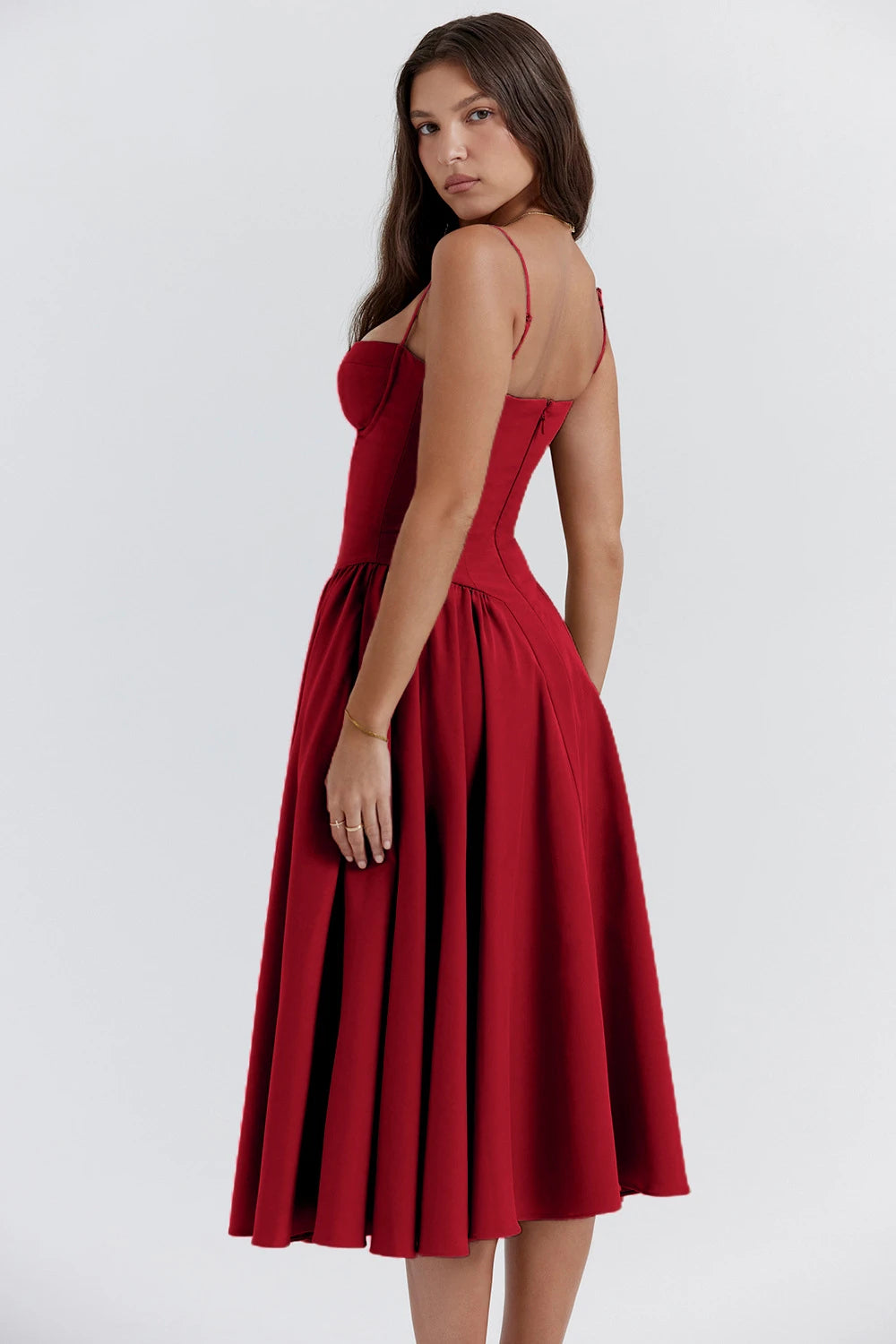 Vestido midi com busto estruturado e cintura marcada, modelo Isadora Colors em tom vermelho, fotografado de lado
