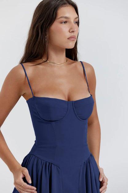 Vestido midi com busto estruturado e cintura marcada, modelo Isadora Colors em tom azul, fotografado de costas