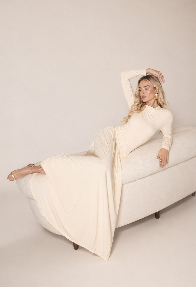 vestido longo gola alta antonella dress eleven modelo sentada saia rodada elegante feminino