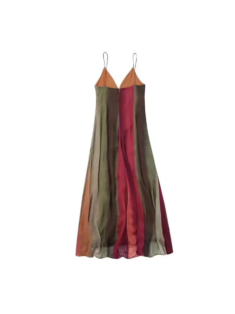 Parte traseira do vestido longo com alças finas e caimento leve em cores terrosas

