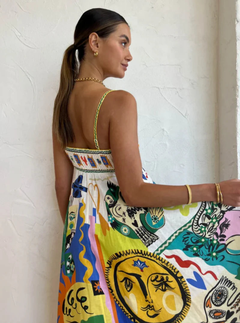 Vestido Midi Aquarela Dress Eleven com estampa artística multicolorida e modelagem fluida visto de lado.