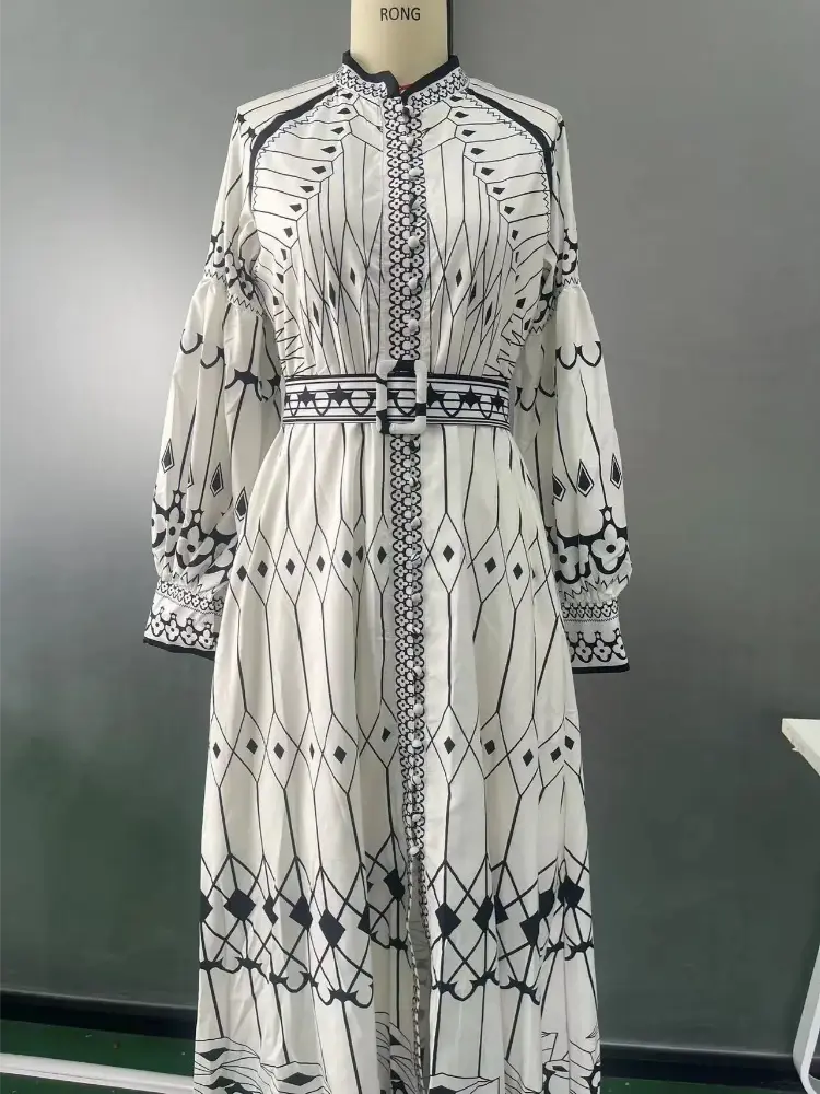 Vestido midi geométrico com cinto, exibido em manequim, mostrando a parte traseira e a estampa.