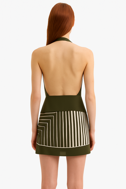 Parte traseira do Vestido Rubi com decote profundo e modelagem ajustada, sem mangas