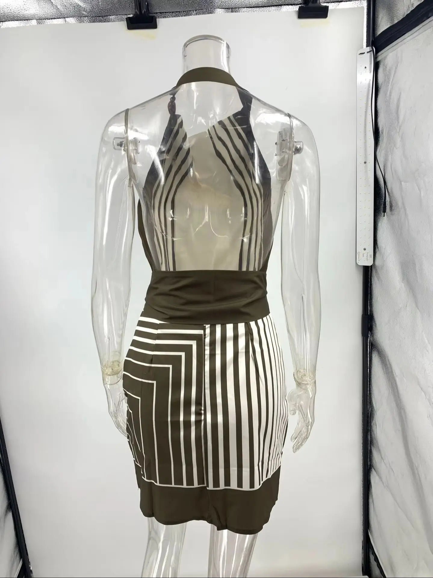 Close do Vestido Rubi no manequim, com foco nos detalhes de gola halter e padronagem listrada