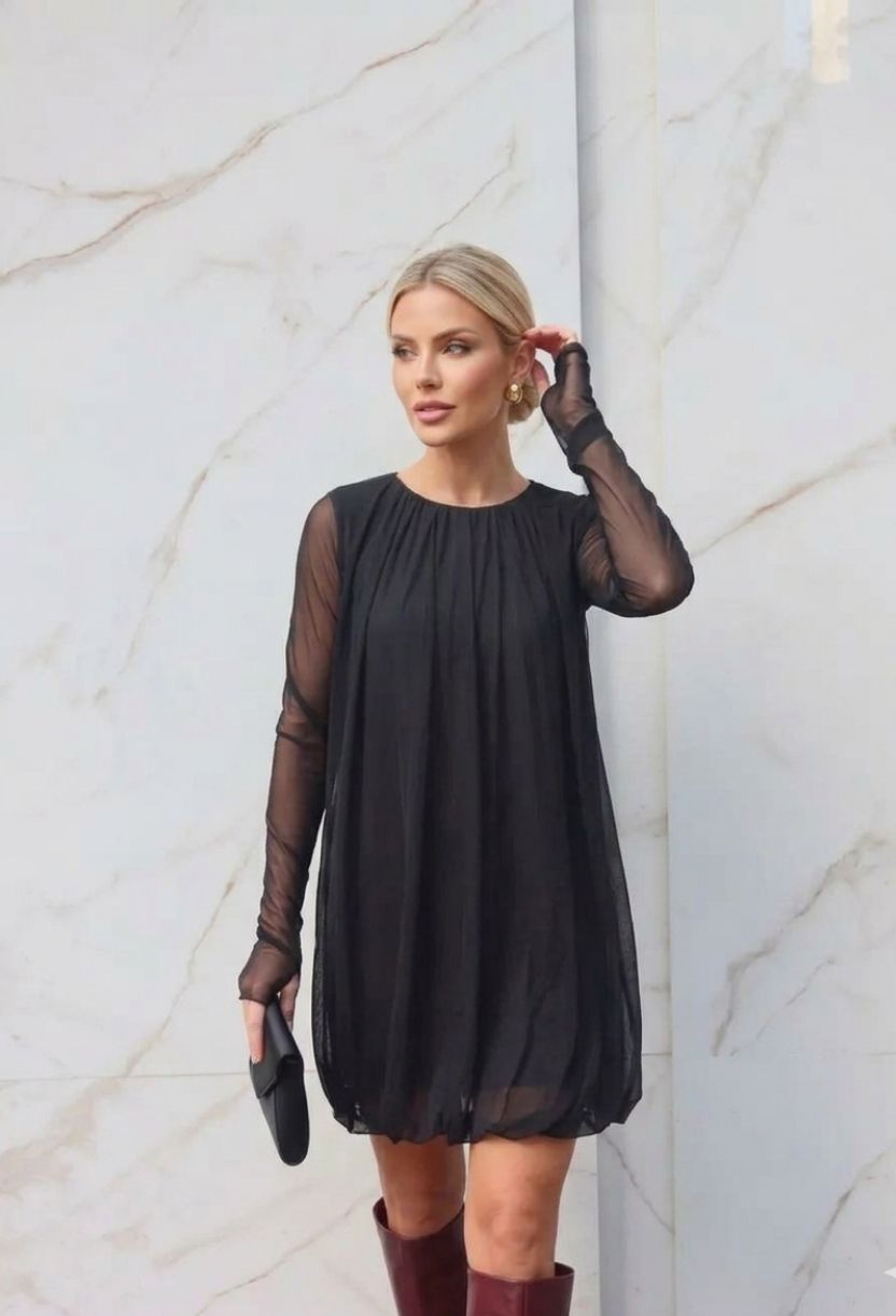 Look com Vestido Soltinho DressEleven preto de modelagem balonê e bota de cano alto, ideal para eventos e festas.