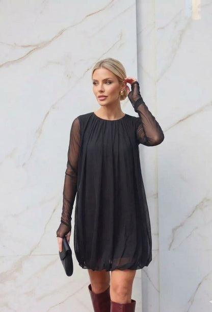 Look com Vestido Soltinho DressEleven preto de modelagem balonê e bota de cano alto, ideal para eventos e festas.