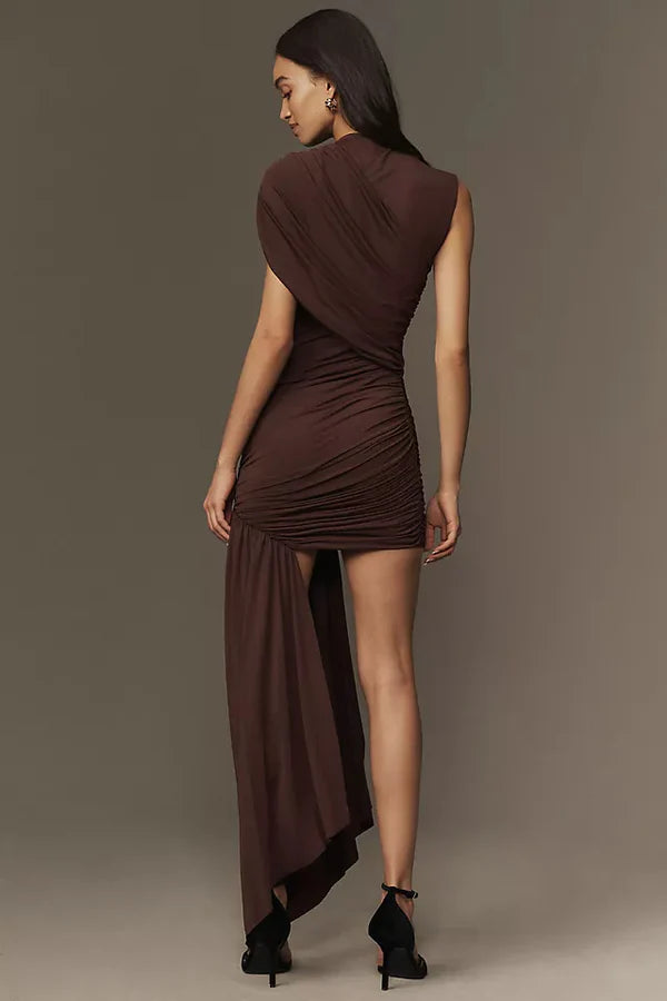 Vista traseira do Vestido Drapeado Thalia, mostrando a modelagem slim com ajuste perfeito ao corpo e o acabamento clean nas costas.
