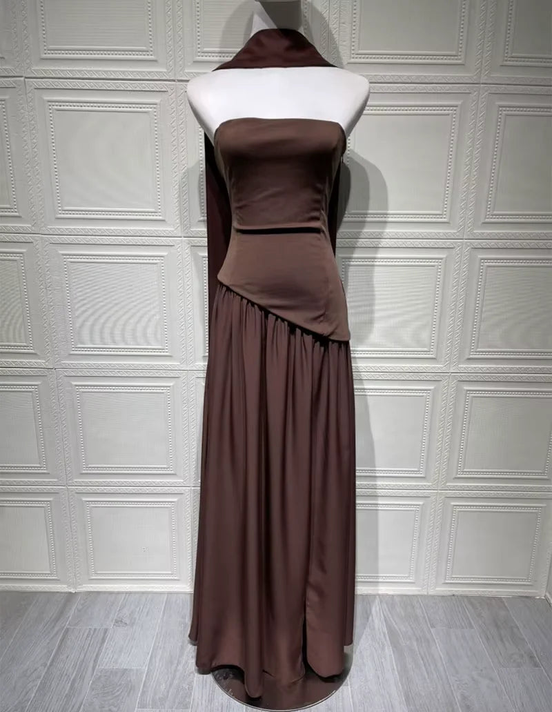 Vestido Brown frente  em manequim, detalhe drapeado e acabamento elegante em tecido leve.