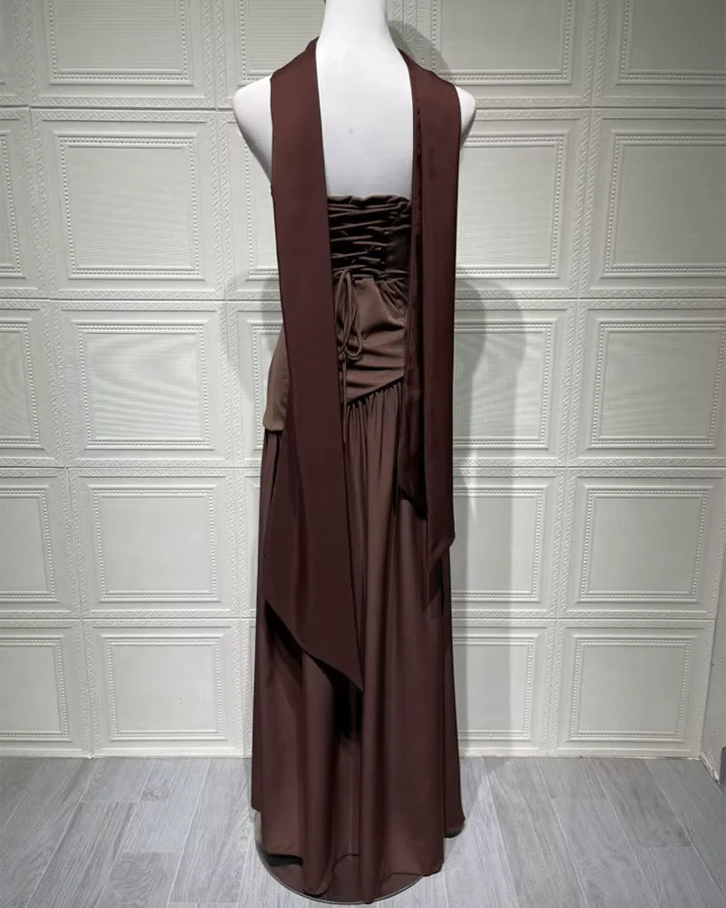 Vestido Brown costas em manequim, detalhe drapeado e acabamento elegante em tecido leve.