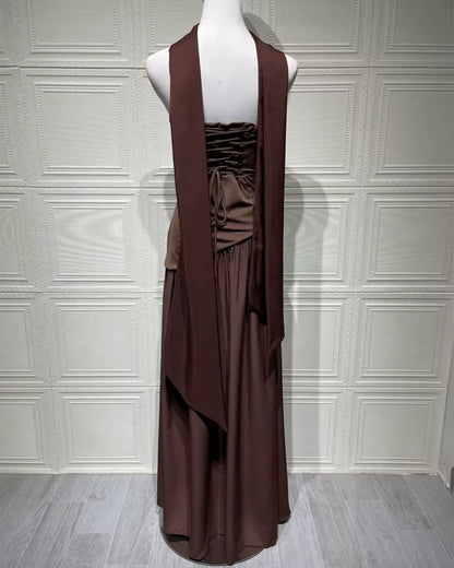 Vestido Brown costas em manequim, detalhe drapeado e acabamento elegante em tecido leve.