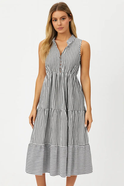 Vestido midi listrado preto e branco com gola alta, botões frontais e caimento leve. Ideal para looks elegantes de verão.