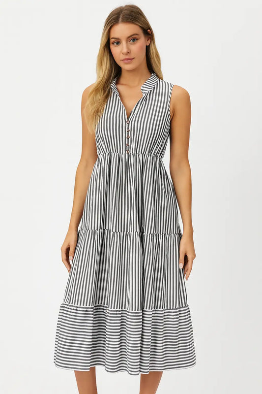 Vestido midi listrado preto e branco com gola alta, botões frontais e caimento leve. Ideal para looks elegantes de verão.