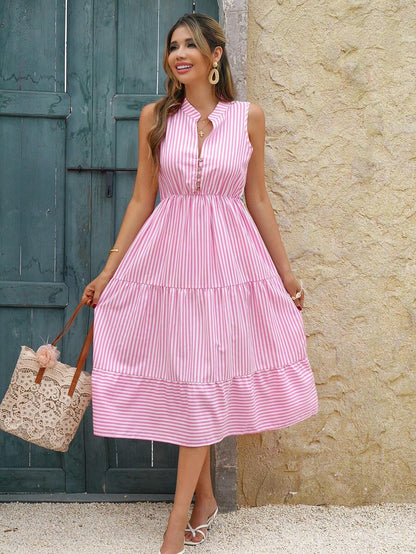 Vestido rosa listrado estilo chemise, com botões e cintura ajustada. Feminino, delicado e ideal para eventos de dia.
