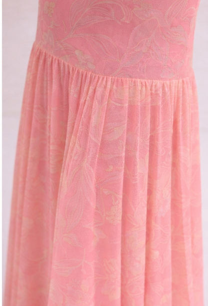 Detalhe da saia com movimento e babados do vestido longo floral Aurora Dress Eleven para moda feminina de luxo