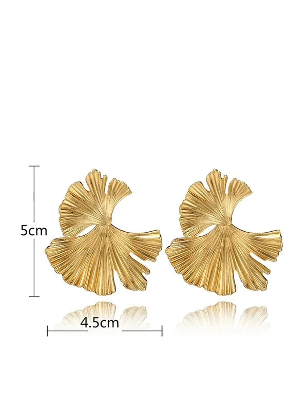 Brinco Elara dourado em formato de folha esculpida com dimensões de 5 cm por 4,5 cm, acabamento detalhado.