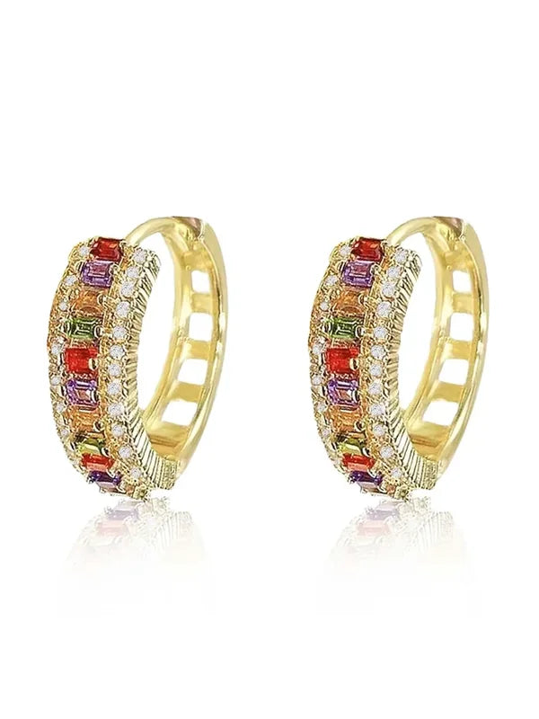 Brinco Valentina em argola dourada com zircônias coloridas e brilhantes, design sofisticado e elegante.

