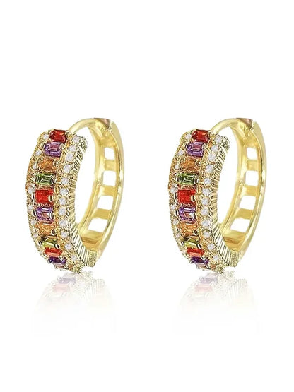 Brinco Valentina em argola dourada com zircônias coloridas e brilhantes, design sofisticado e elegante.


