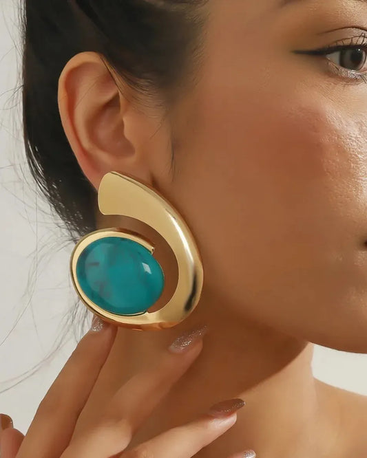 Brinco espiral dourado com pedra azul grande, design moderno elegante