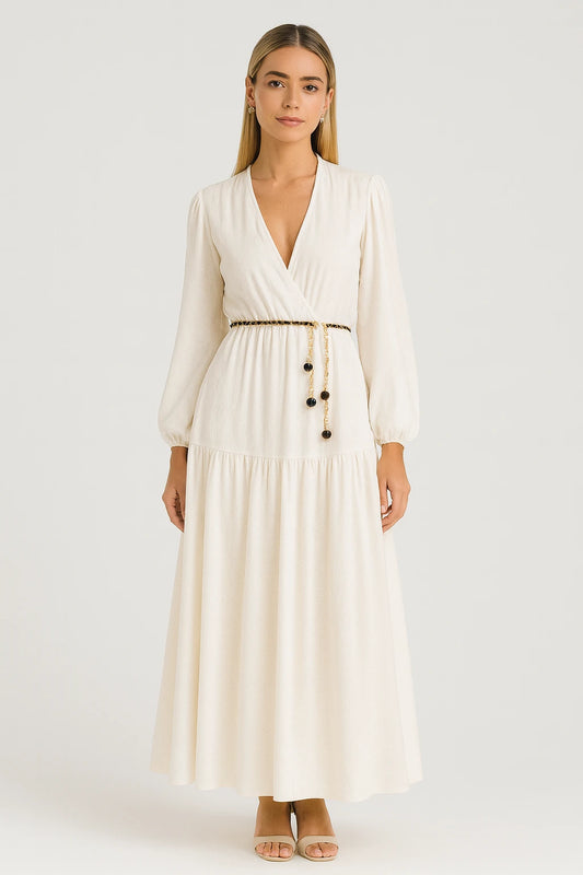 Modelo vestindo vestido branco com cinto Aurora preto e dourado, destacando a elegância e a valorização da cintura.

