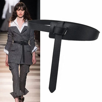 Modelo usando o Cinto Dione preto em look de alfaiataria sofisticado