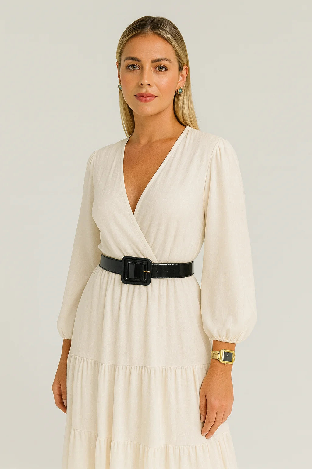 Cinto preto feminino com fivela quadrada, perfeito para dar destaque à silhueta em produções sofisticadas

