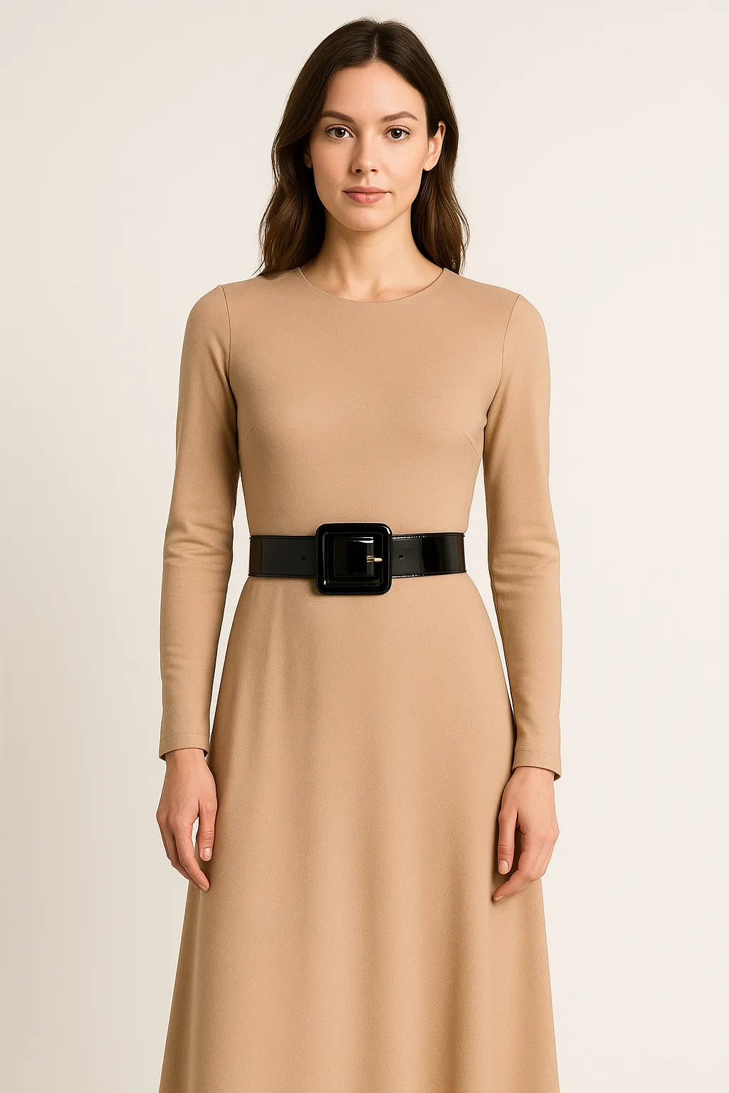 Cinto largo preto com fivela quadrada, ideal para marcar a cintura e complementar vestidos elegantes