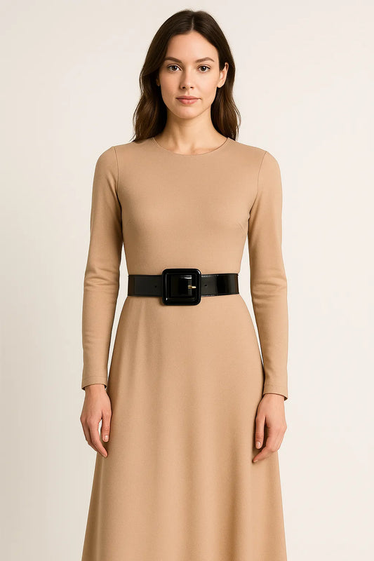 Cinto largo preto com fivela quadrada, ideal para marcar a cintura e complementar vestidos elegantes