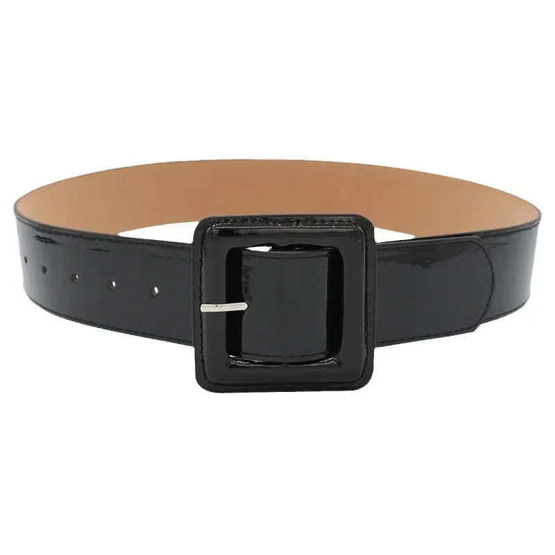 Cinto preto com fivela quadrada ajustável, ideal para definir a cintura e valorizar diferentes tipos de vestidos