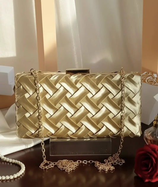 Clutch dourada elegante Dress Eleven com acabamento trançado e corrente dourada, perfeita para festas e casamentos.