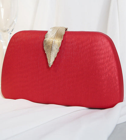 Clutch vermelha sofisticada com detalhe dourado, ideal para destacar looks de festa e ocasiões especiais.